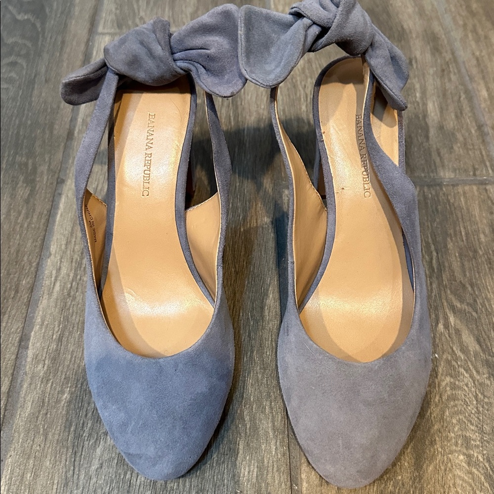 Banana Republic Women's Blue/Gray Suede Bow Heels. Size 8.